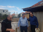  بالصور: وفد من البلدية في زيارة تفقدية لموقع الانفجار بمدينة يافا 